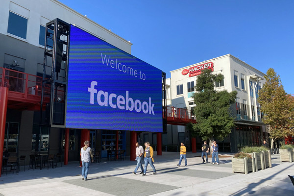 کارمندان فیس‌بوک شاکی شدند